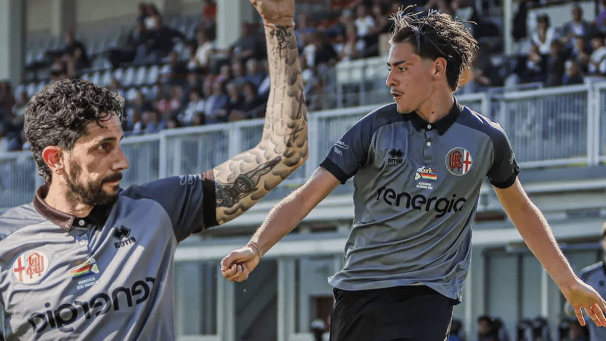 L’Alessandria Calcio con la patch rainbow sulla maglia vince in campo e fuori: “Orgogliosi di essere stati i primi” (VIDEO)