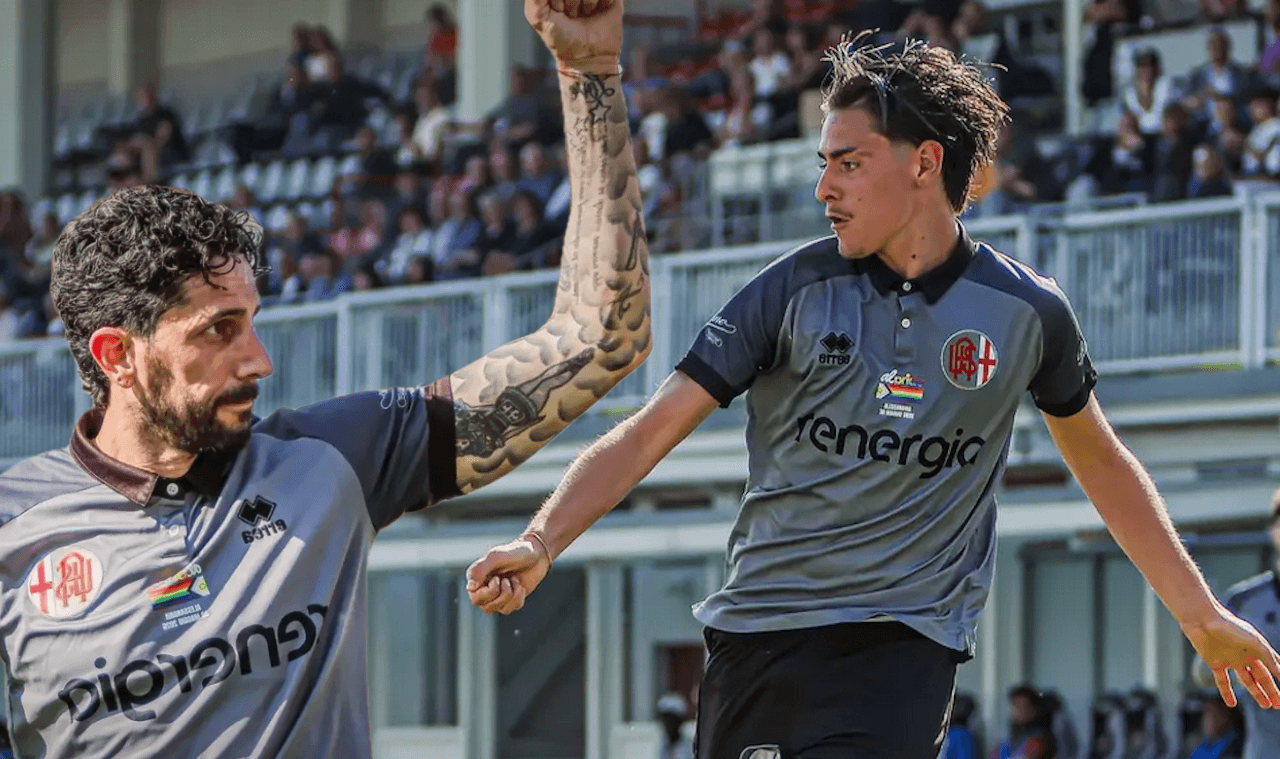 L’Alessandria Calcio con la patch rainbow sulla maglia vince in campo e fuori: “Orgogliosi di essere stati i primi” (VIDEO)