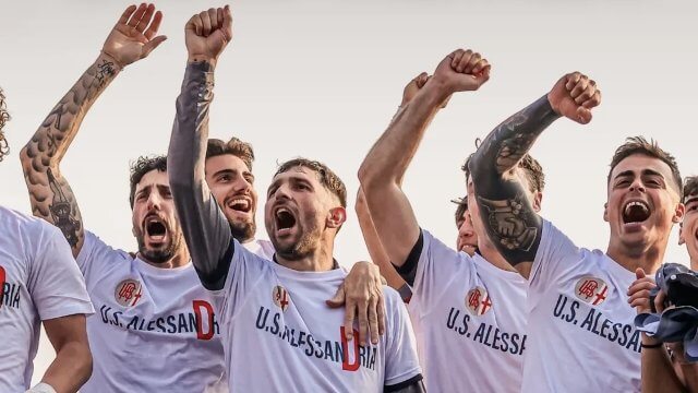 Alessandria in campo con la patch rainbow sulla maglia per supportare il Pride del 30 maggio - Alessandria Pride - Gay.it