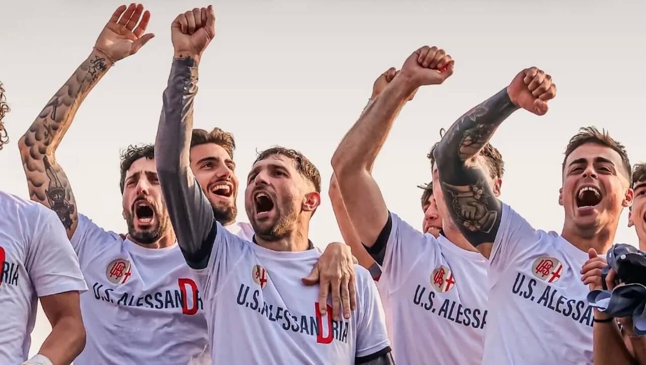 Alessandria in campo con la patch rainbow sulla maglia per supportare il Pride del 30 maggio