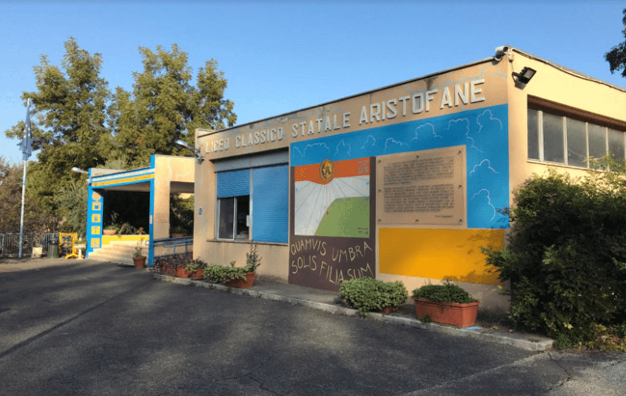 Roma, al liceo Aristofane un ragazzo trans umiliato dalla professoressa: "Sarai sempre una ragazza" - Aristofane - Gay.it