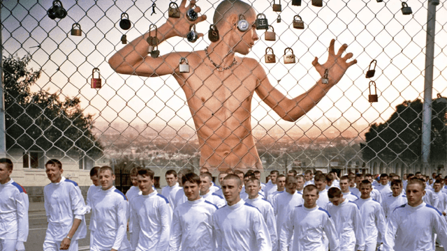 Slava Mogutin è un artista e fotografo russo esiliato negli Stati Uniti dal 1995, il primo cittadino russo a ottenere asilo politico per persecuzione omofobica. Le sue opere, corpi maschili, erotismo queer, critica feroce al putinismo, rappresentano esattamente ciò che il padiglione ufficiale russo a Venezia non potrà mai mostrare. In copertina un editing che mescola due foto di Mogutin.