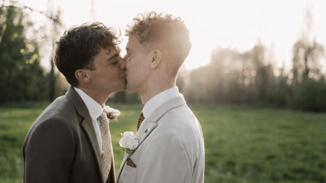 Bradley Riches di Heartstopper ha sposato l'amato Scott Johnson (FOTO) - Bradley Riches di Heartstopper ha sposato lamato Scott Johnson FOTO - Gay.it