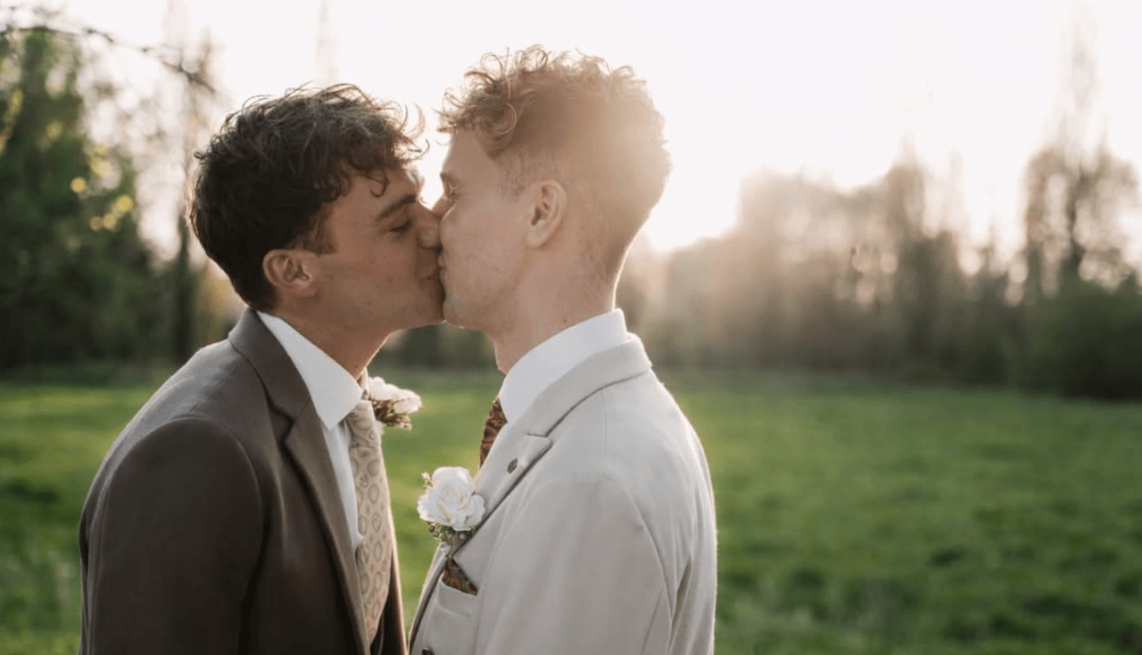 Bradley Riches di Heartstopper ha sposato l’amato Scott Johnson (FOTO)