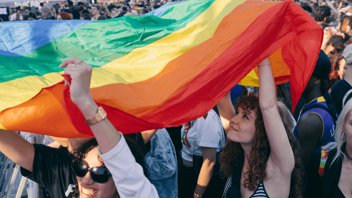 Bruxelles Pride 2026 compie 30 anni: “Quando i tempi si fanno più bui, brilliamo più forte”