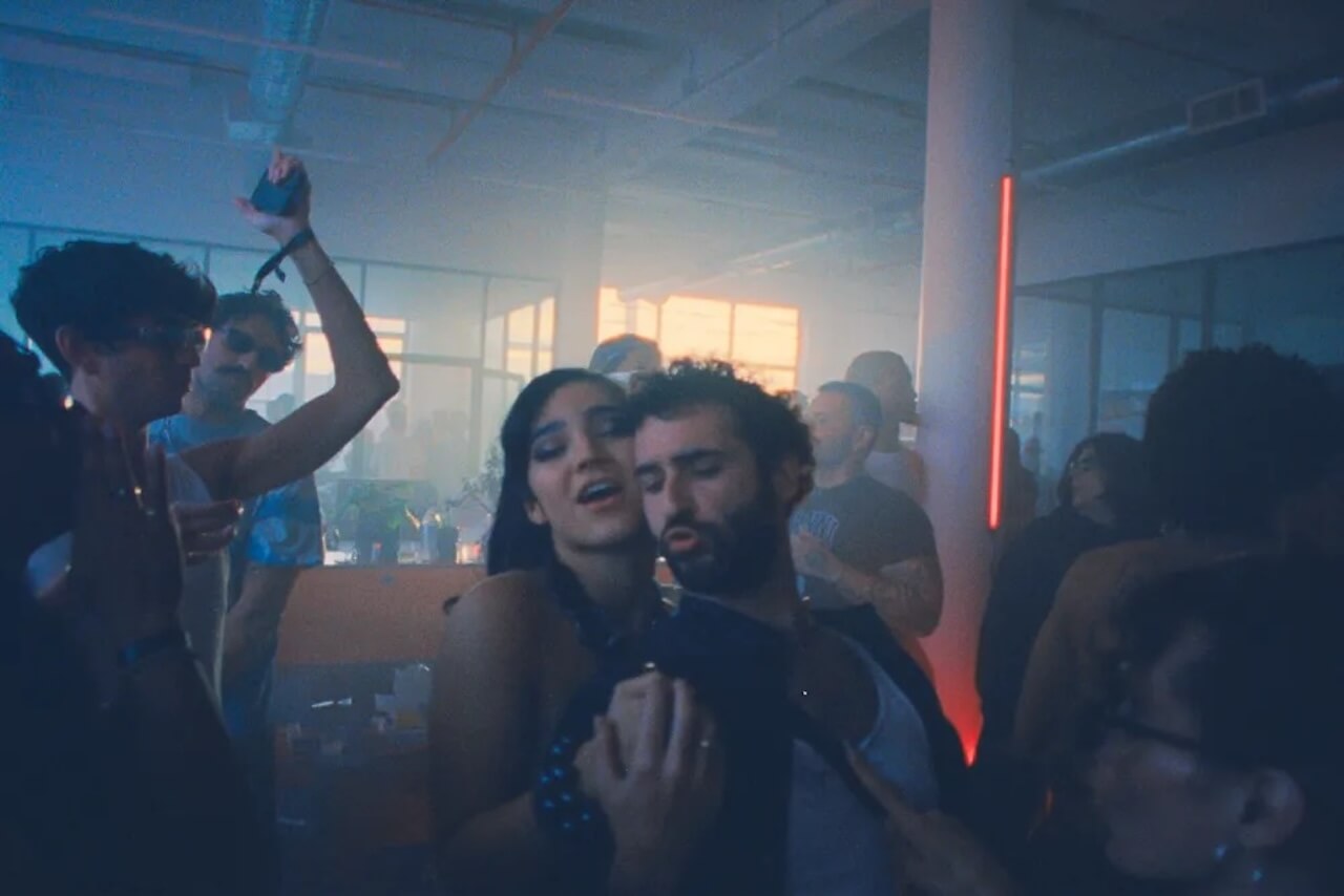 Club Kid di Jordan Firstman, prima immagine per il primo film da regista del divo di I Love LA e Rotting in the Sun - Club Kid Credit Adam Newport Berra - Gay.it