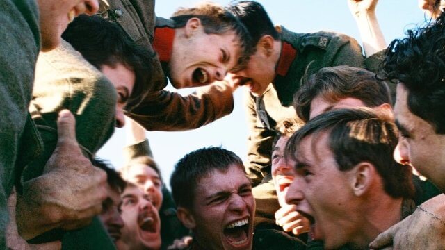 Coward, l'amore gay in trincea nel nuovo film di Lukas Dhont. Le reazioni da Cannes 2026 - Coward by director Lukas Dhont Aline Boyen - Gay.it