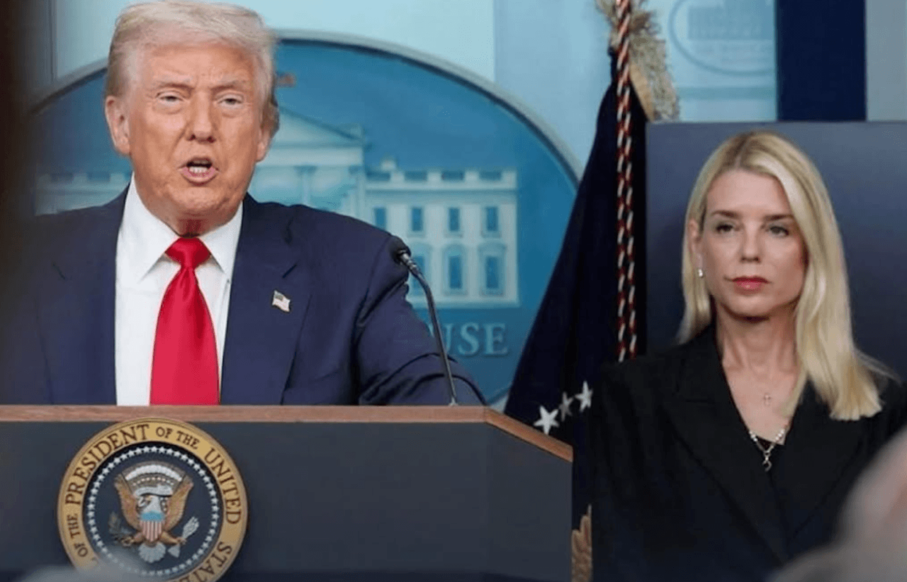 Trump licenzia Pam Bondi, che ha usato il Dipartimento di Giustizia per attaccare i diritti delle persone trans - Donald Trump e Pam Bondi - Gay.it