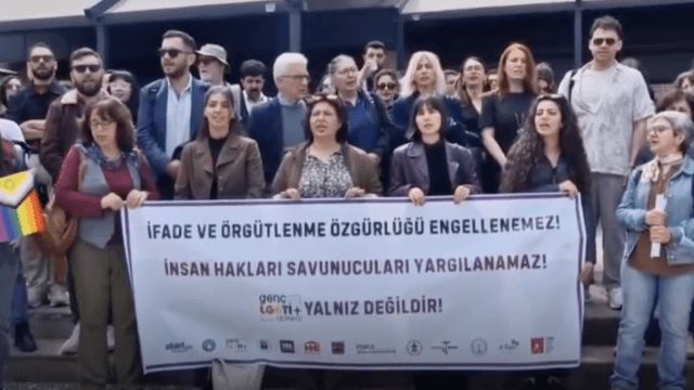 Turchia, 11 attivisti LGBTQ+ a processo per "oscenità" e "violazione dei valori familiari". Avevano pubblicato baci gay sui social - Genc LGBTI 1 - Gay.it