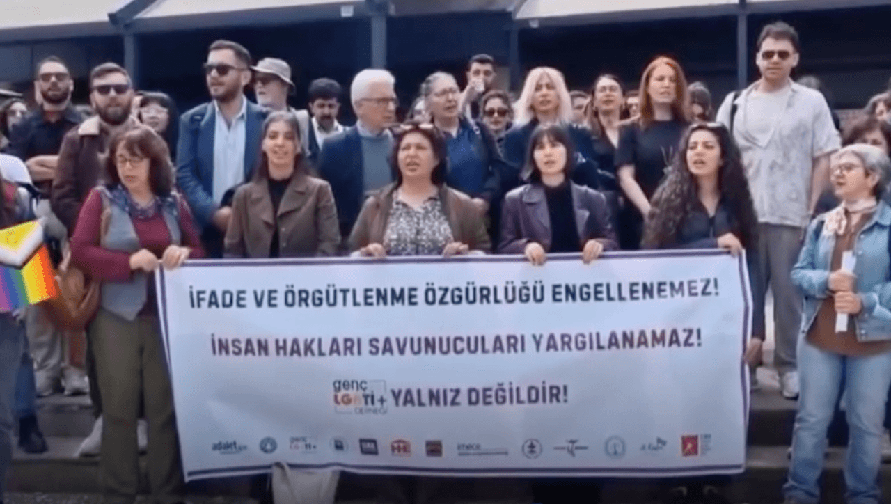 Turchia, 11 attivisti LGBTQ+ a processo per “oscenità” e “violazione dei valori familiari”. Avevano pubblicato baci gay sui social