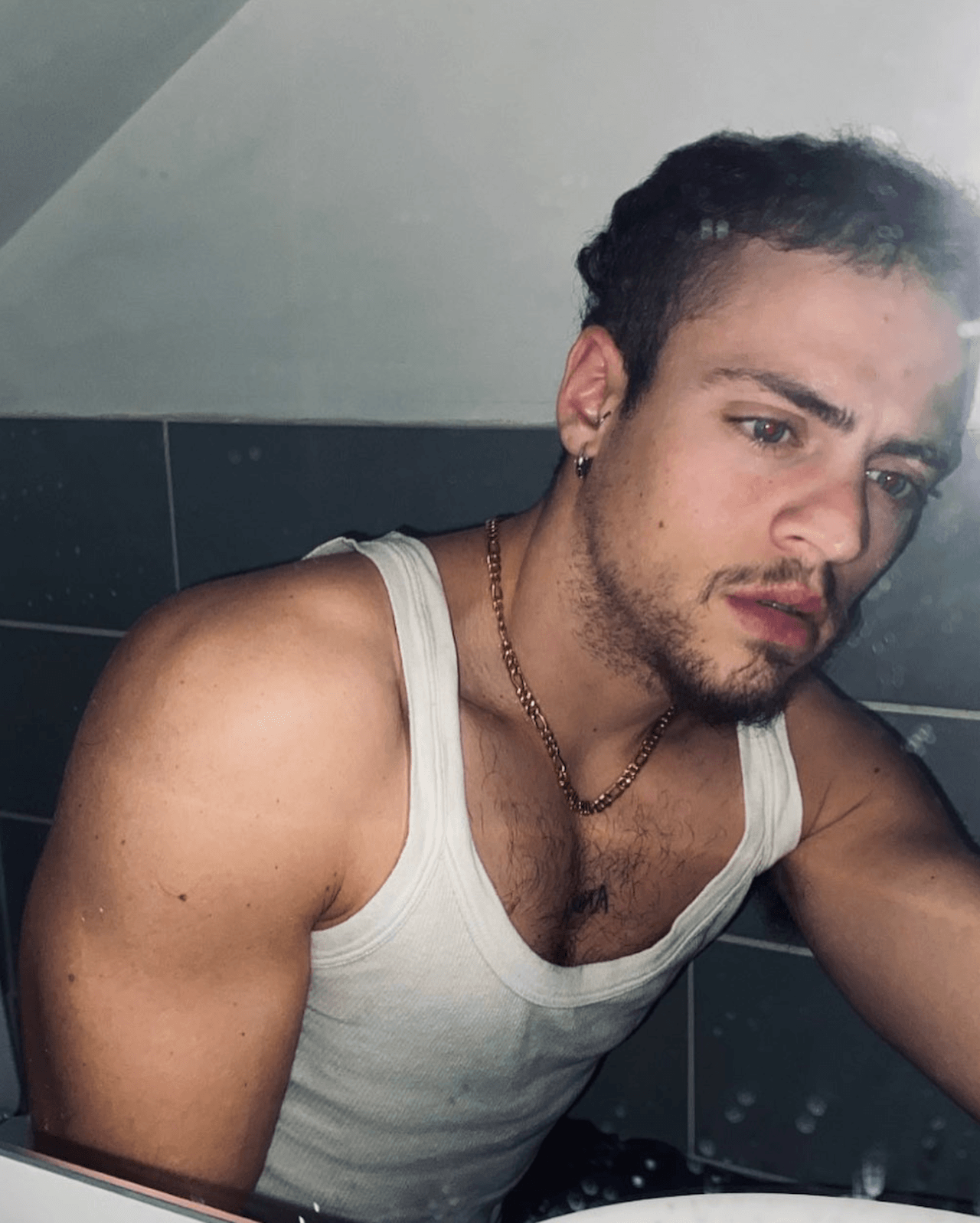 In Utero, Alessio Fiorenza è un giovane uomo trans nella nuova serie HBO Max con Sergio Castellitto - In Utero Alessio Fiorenza e un giovane uomo trans nella nuova serie HBO Max con Sergio Castellitto 1 - Gay.it
