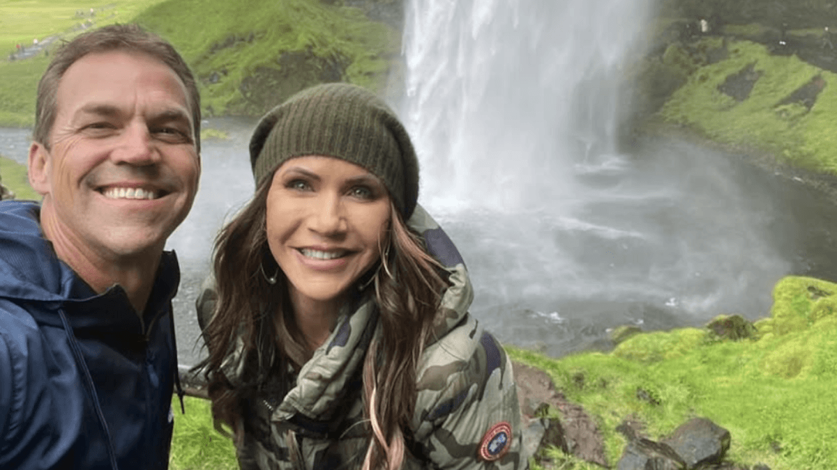 Kristi Noem, suo marito Bryon voleva lasciarla per affermarsi come donna trans?