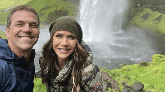 Kristi Noem, suo marito Bryon voleva lasciarla per affermarsi come donna trans? - Kristi Noem e suo marito Bryan 1 - Gay.it