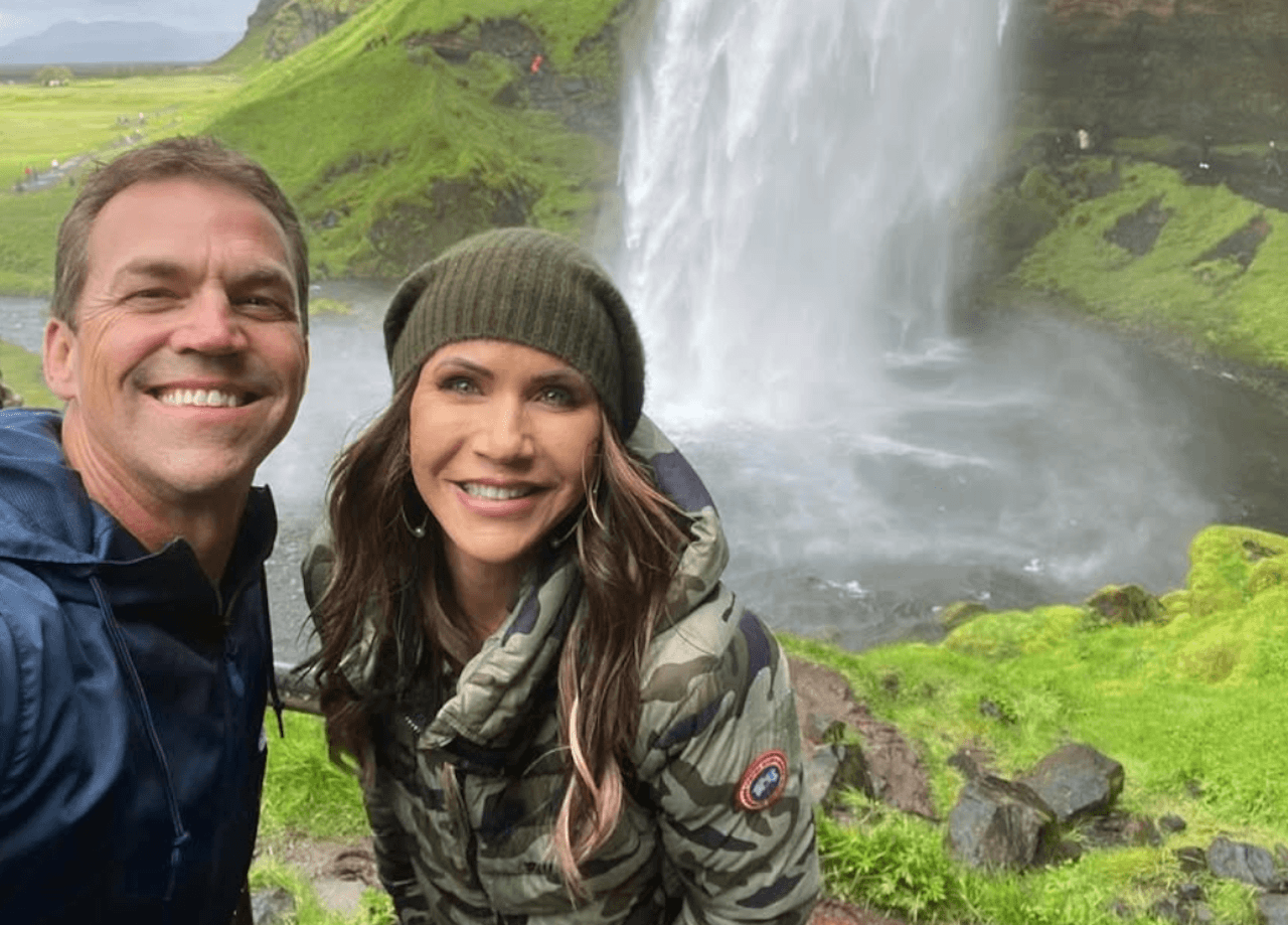 Kristi Noem, trumpiana anti-LGBTIQ+, scopre che suo marito Bryon ama travestirsi da bambola: "È devastata" - Kristi Noem e suo marito Bryan 1 - Gay.it