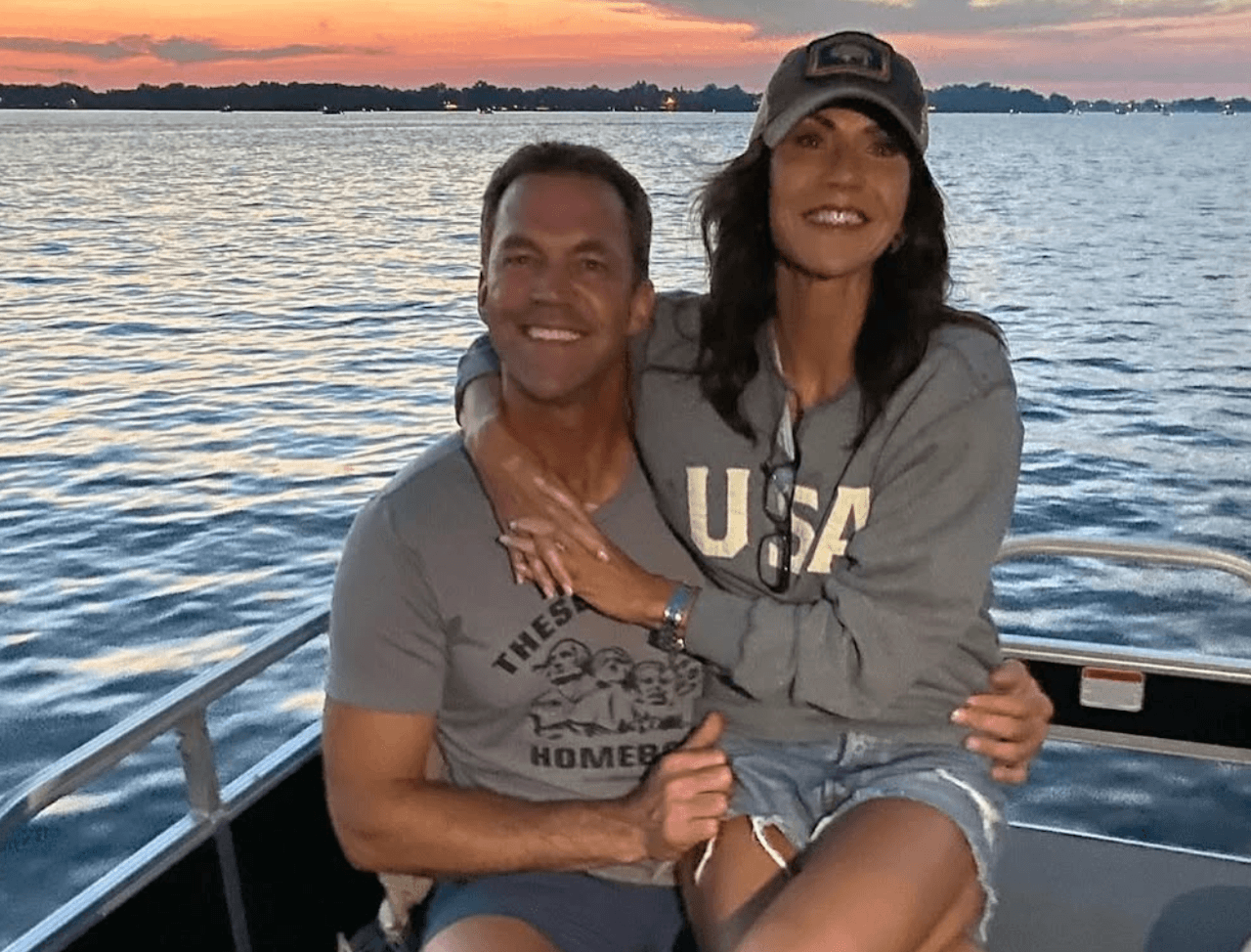 Kristi Noem, trumpiana anti-LGBTIQ+, scopre che suo marito Bryon ama travestirsi da bambola: "È devastata" - Kristi Noem e suo marito Bryan - Gay.it