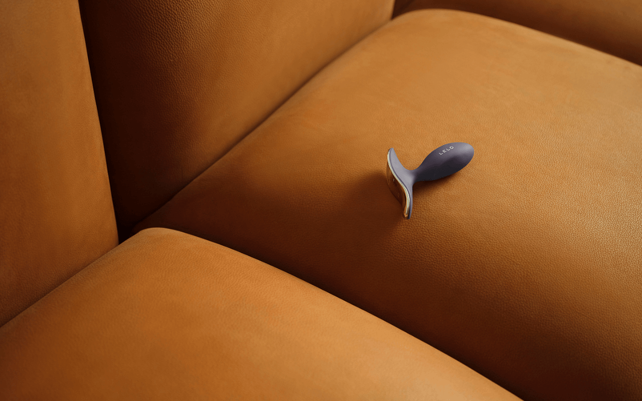 LELO SURFER 2, il plug anale vibrante che porta il piacere dove se ne parla ancora poco: la mia esperienza da solə e in coppia - LELO SURFER 2 3 - Gay.it