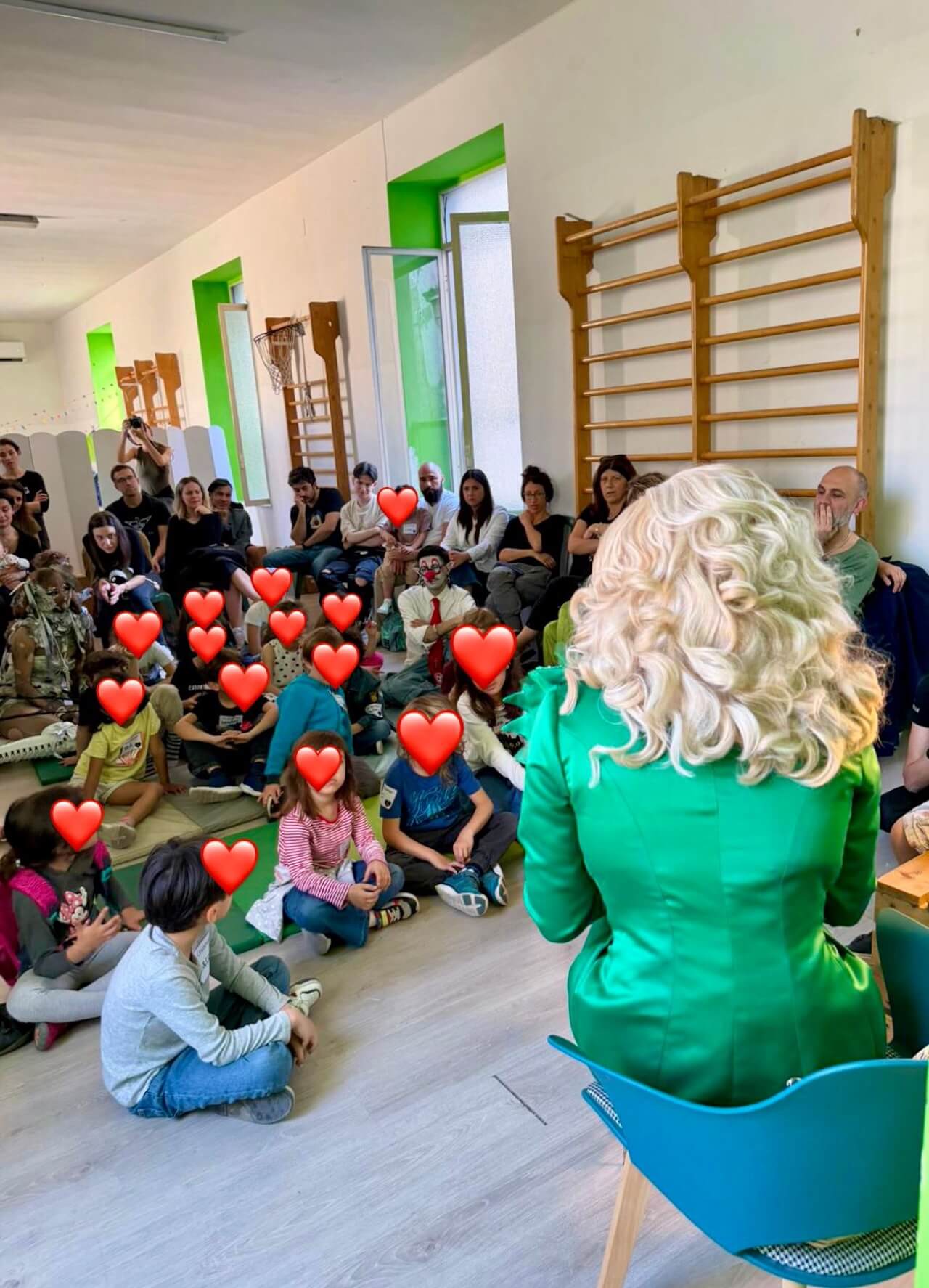 Priscilla legge fiabe ai bambini, con genitori felici e consenzienti: "Un esempio di rivoluzione quotidiana e di resistenza gentile" (INTERVISTA) - Le favole di Priscilla 3 - Gay.it