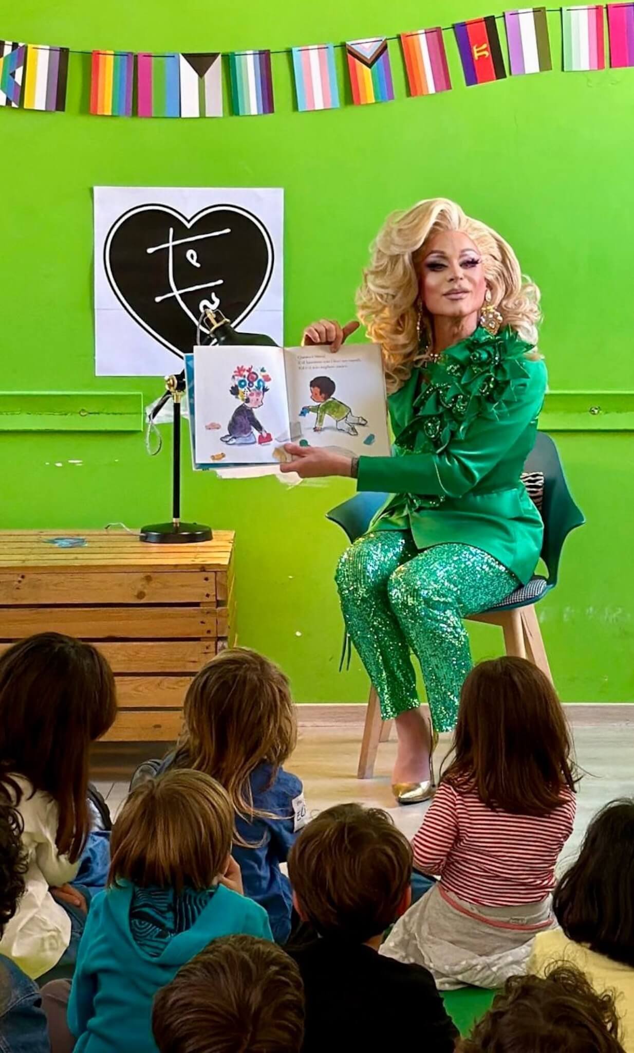 Priscilla legge fiabe ai bambini, con genitori felici e consenzienti: "Un esempio di rivoluzione quotidiana e di resistenza gentile" (INTERVISTA) - Le favole di Priscilla 5 - Gay.it
