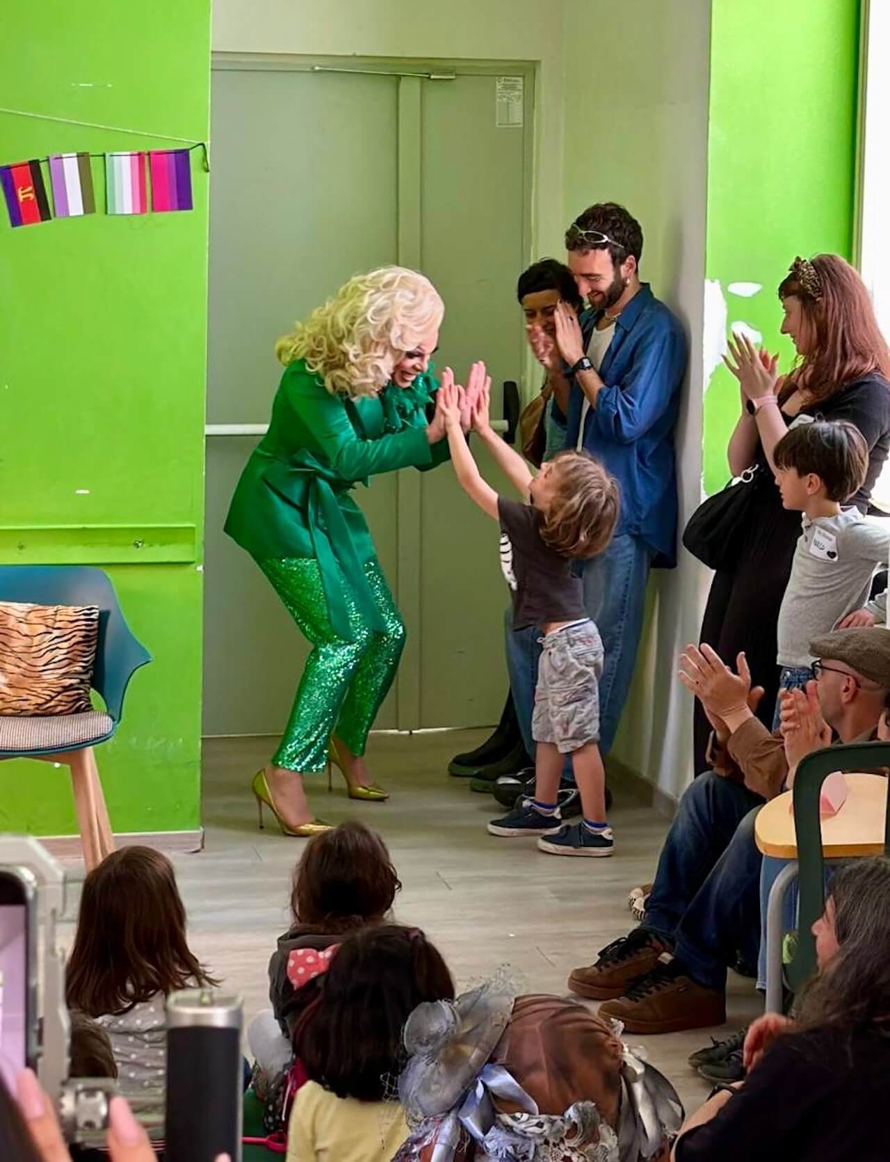 Priscilla legge fiabe ai bambini, con genitori felici e consenzienti: "Un esempio di rivoluzione quotidiana e di resistenza gentile" (INTERVISTA) - Le favole di Priscilla 6 - Gay.it