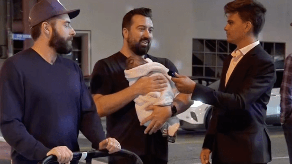 Padre gay prende a pugni un commentatore di destra dopo essere stato ingannato e indotto a rilasciare un’intervista omofoba (VIDEO)