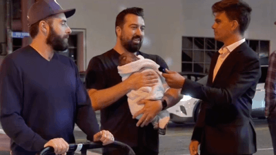 Padre gay prende a pugni un commentatore di destra dopo essere stato ingannato e indotto a rilasciare un’intervista omofoba (VIDEO)