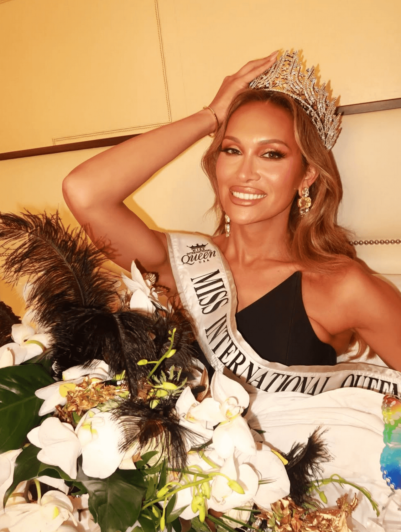 Lo Colby, donna trans nata alle Hawaii, vince Miss International Queen – USA 2026 (VIDEO) - Lo Colby donna trans nata alle Hawaii vince Miss International Queen – USA 2026 b - Gay.it