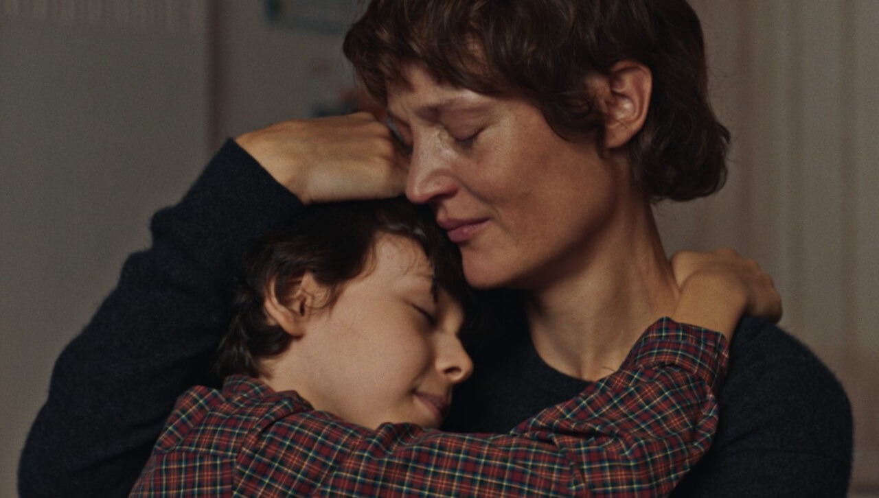Love Me Tender, Vicky Krieps straordinaria mamma queer giudicata perché libera - Love Me Tender 1 - Gay.it
