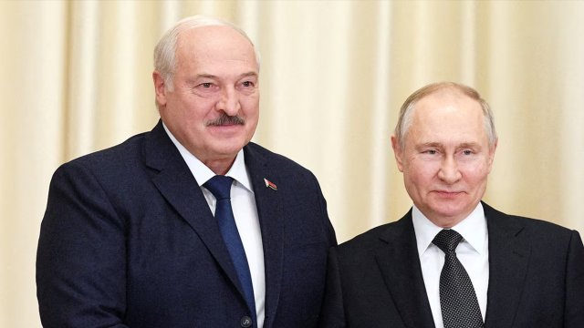 La Bielorussia approva la legge anti-LGBT+: «Il governo ha messo sullo stesso piano gay e pedofili» - Lukashenko Putin - Gay.it