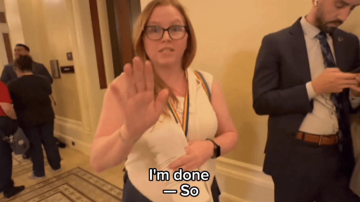 Una mamma difende lə figliə non binariə dall’aggressione verbale di un’attivista transfobica (VIDEO)