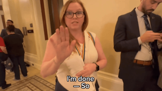 Una mamma difende lə figliə non binariə dall'aggressione verbale di un'attivista transfobica (VIDEO) - Mamma queer replica ai deliri transfobici il video e virale - Gay.it