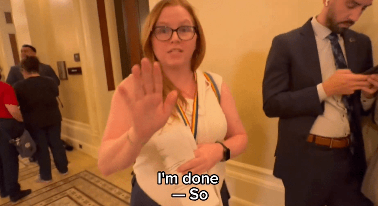 Una mamma difende lə figliə non binariə dall’aggressione verbale di un’attivista transfobica (VIDEO)
