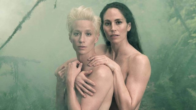 Megan Rapinoe e Sue Bird contro il divieto del CIO alle atlete trans: "È odioso, orribile e disgustoso" - Megan Rapinoe e Sue Bird ESPN The Body Issue 2018 - Gay.it