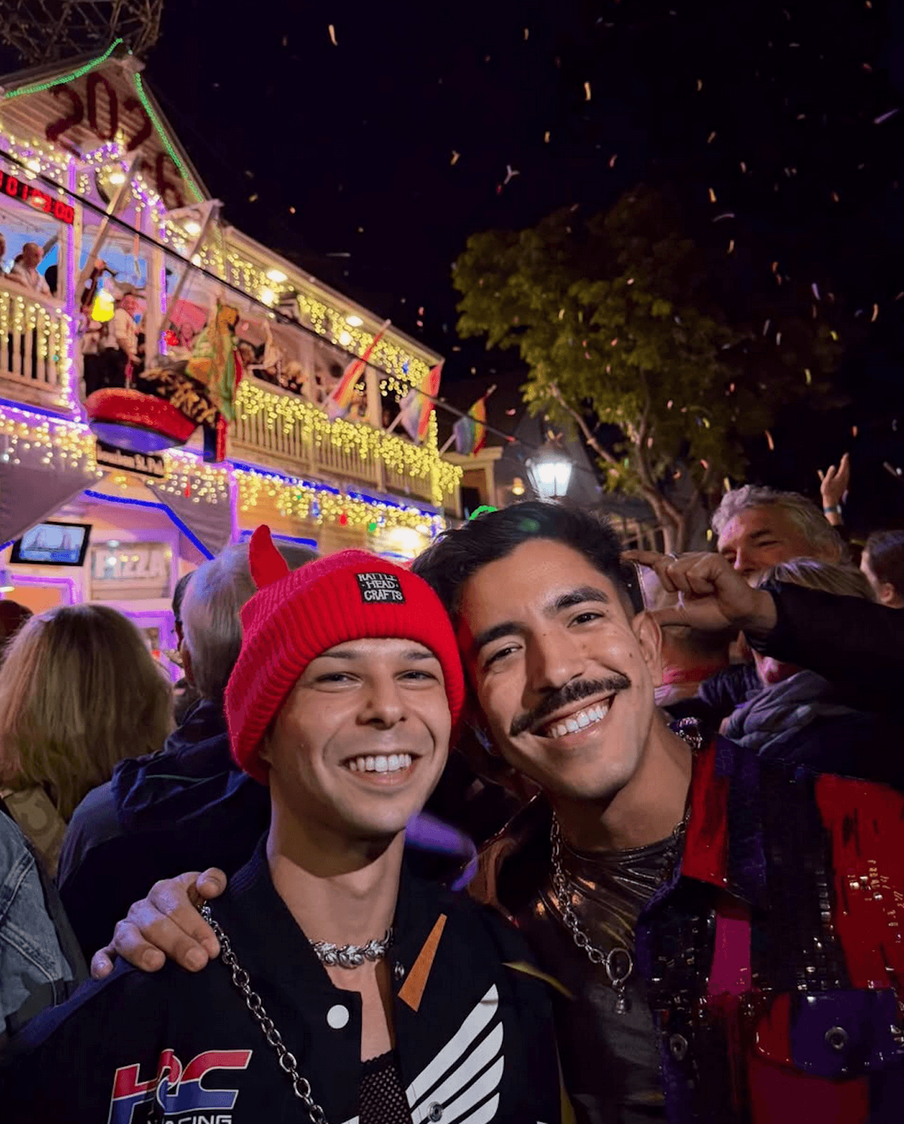 Milo Miles, pornodivo gay fermato in aeroporto e bandito dagli Stati Uniti: "È stato il giorno più doloroso della mia vita" - Milo Miles e il compagno Guy Joseph - Gay.it