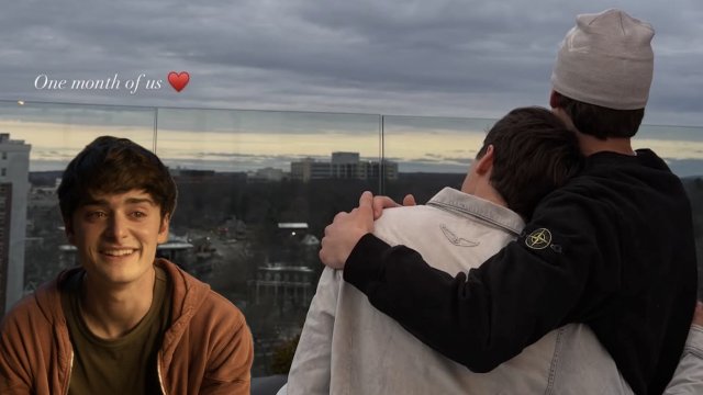 Noah Schnapp di Stranger Things ha trovato l'amore: "Un mese di noi" - Noah Schnapp e lamato prima foto social - Gay.it