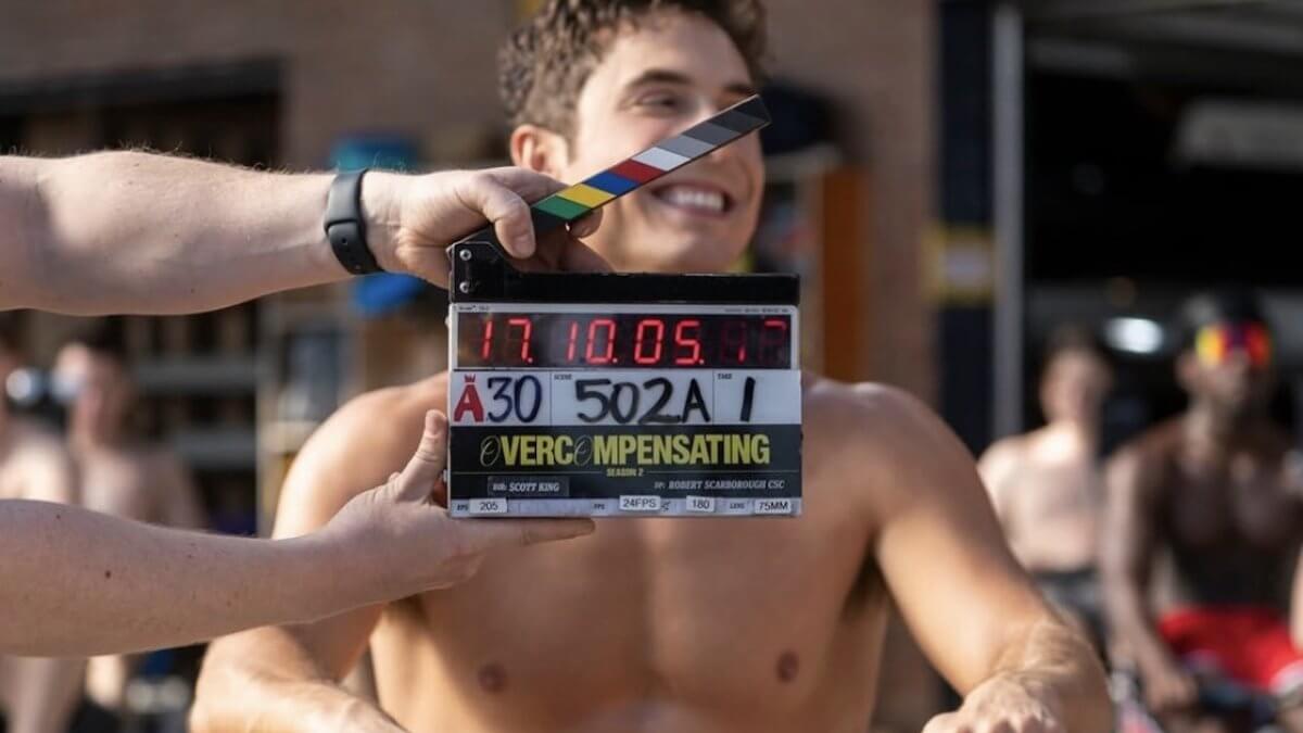 Overcompensating 2, Benito Skinner annuncia il via alle riprese della serie queer Prime Video