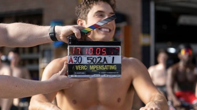 Overcompensating 2, Benito Skinner annuncia il via alle riprese della serie queer Prime Video - Overcompensating 2 cover - Gay.it