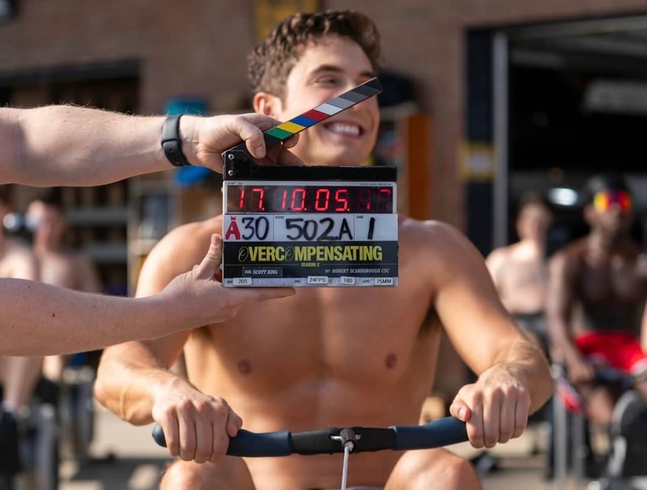 Overcompensating 2, Benito Skinner annuncia il via alle riprese della serie queer Prime Video - Overcompensating 2 - Gay.it