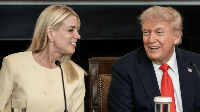 Trump licenzia Pam Bondi, che ha usato il Dipartimento di Giustizia per attaccare i diritti delle persone trans - Pam Bondi e Donald Trump - Gay.it