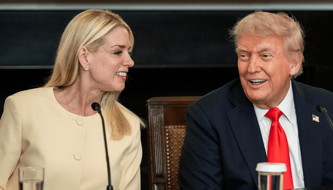 Trump licenzia Pam Bondi, che ha usato il Dipartimento di Giustizia per attaccare i diritti delle persone trans