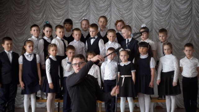 Mr. Nobody Against Putin, il documentario premio Oscar arriva nei cinema d'Italia - PavelWithChildrenChoir credit Pavel Talankin - Gay.it