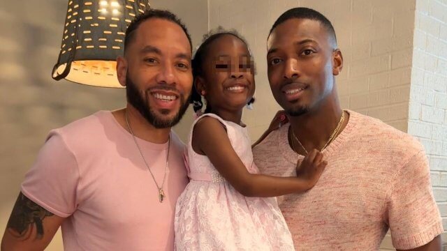 RaShaun Kemp in posa con suo marito e sua figlia, il senatore USA costretto a chiudere i commenti social - RaShaun Kemp e famiglia censored - Gay.it