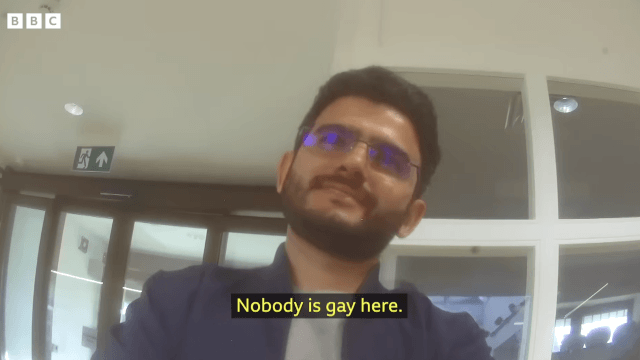 Regno Unito, inchiesta BBC smaschera consulenti legali che aiutano i migranti a fingersi gay per ottenere asilo (VIDEO) - Regno Unito inchiesta BBC ha smascherato consulenti legali che aiutano i migranti a fingersi gay per ottenere asilo VIDEO - Gay.it