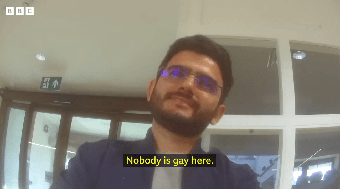Regno Unito, inchiesta BBC smaschera consulenti legali che aiutano i migranti a fingersi gay per ottenere asilo (VIDEO)
