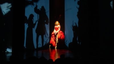 Sasha Velour: la regina che ha fatto piovere petali di rosa arriva a Milano
