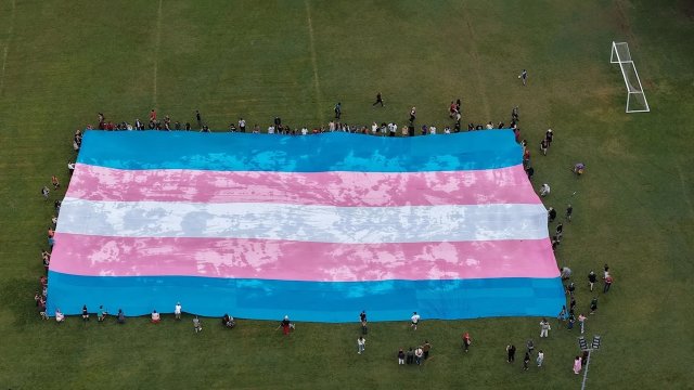 Srotolata la bandiera trans più grande del mondo: "Rappresenta la nostra resistenza, è un simbolo" (VIDEO) - Srotolata la bandiera trans piu grande del mondo - Gay.it