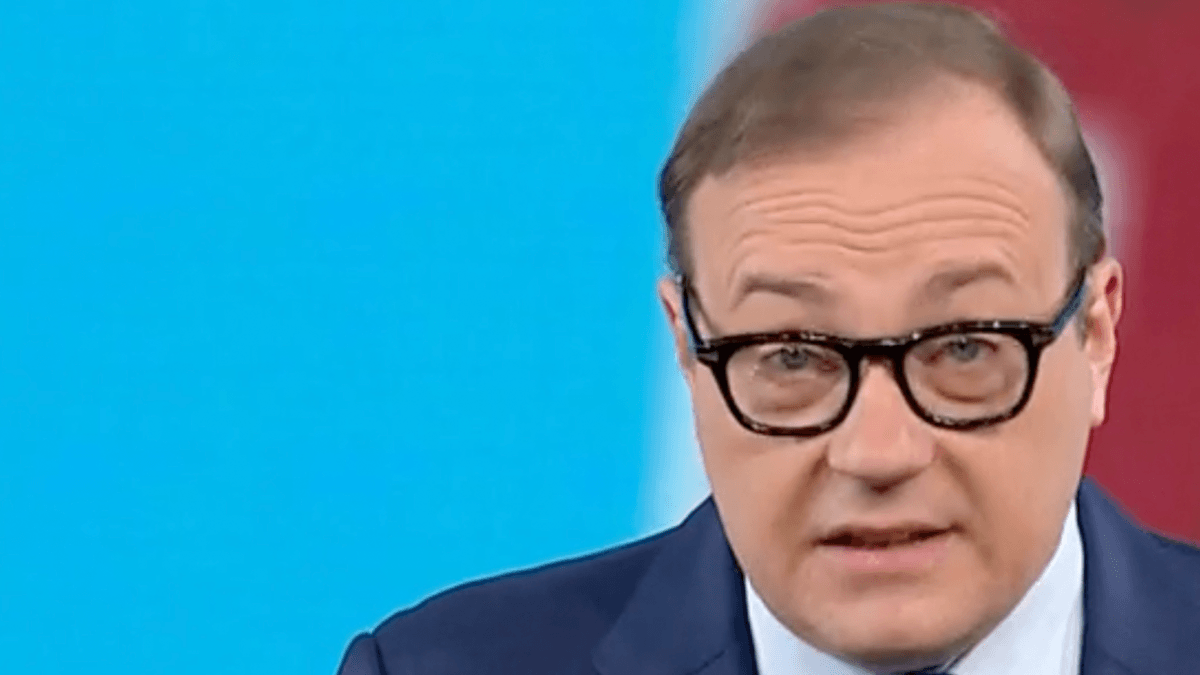 Tommaso Cerno dice “finocchio” in diretta su Rai 2: la parola omofoba sdoganata dal servizio pubblico