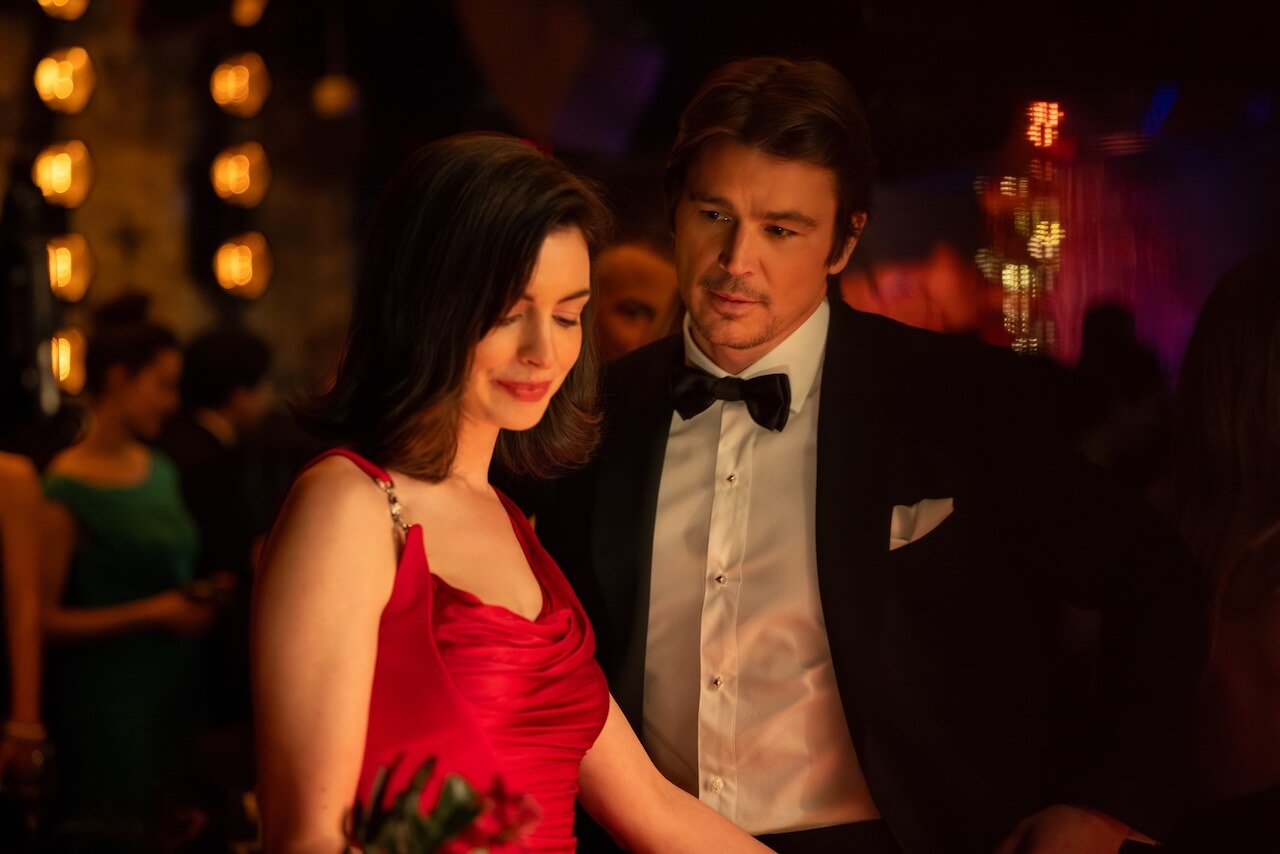 Verity, Anne Hathaway bacia Dakota Johnson nel primo trailer (VIDEO) - V 05529 R - Gay.it