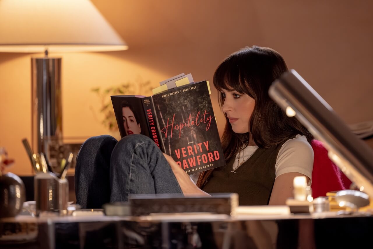 Verity, Anne Hathaway bacia Dakota Johnson nel primo trailer (VIDEO) - V 16300 R - Gay.it