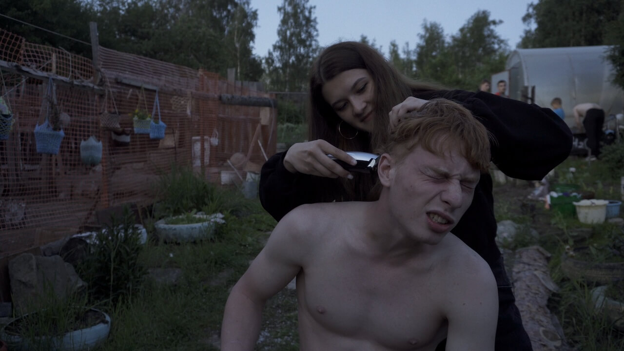 Mr. Nobody Against Putin, il documentario premio Oscar arriva nei cinema d'Italia - YoungManGetsHairShavedOff credit Pavel Talankin - Gay.it