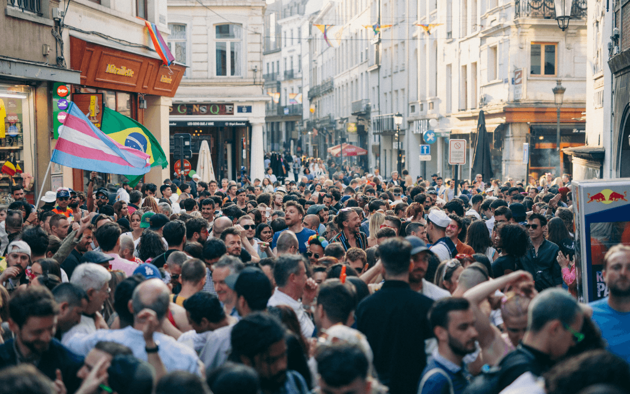 Bruxelles Pride 2026 compie 30 anni: “Quando i tempi si fanno più bui, brilliamo più forte” - bruxelles pride - Gay.it